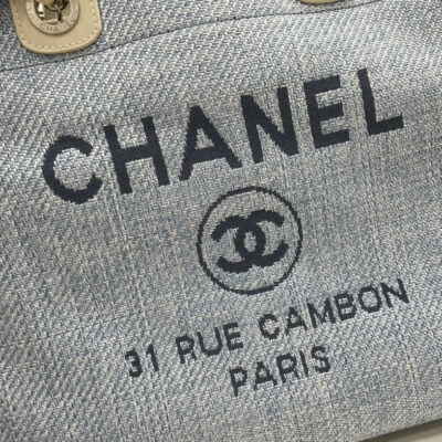 CC DEAUVILLE LARGE 38 TOTE BAG IN LIGHT BLUE CANVAS WITH BLACK LOGO