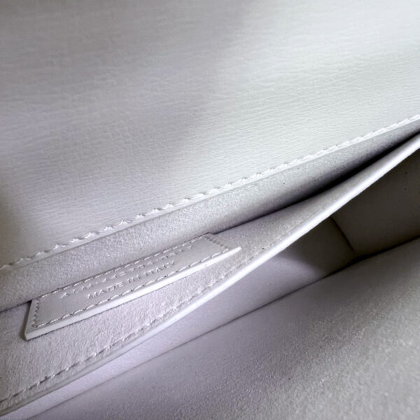 20220728_i1658998537_3718_7_jpg SUNSET MEDIUM 22 IN WHITE CALFSKIN SILVER HARDWARE