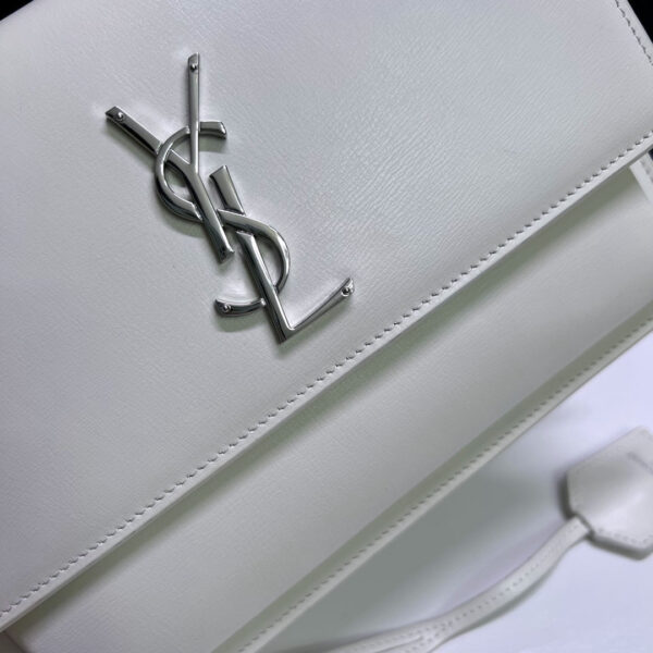 20220728_i1658998537_4336_2_jpg SUNSET MEDIUM 22 IN WHITE CALFSKIN SILVER HARDWARE