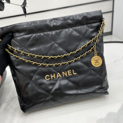 CC MEDIUM 37 HANDBAG IN BLACK CALFSKIN GOLD HARDWARE
