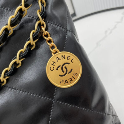 CC MEDIUM 37 HANDBAG IN BLACK CALFSKIN GOLD HARDWARE