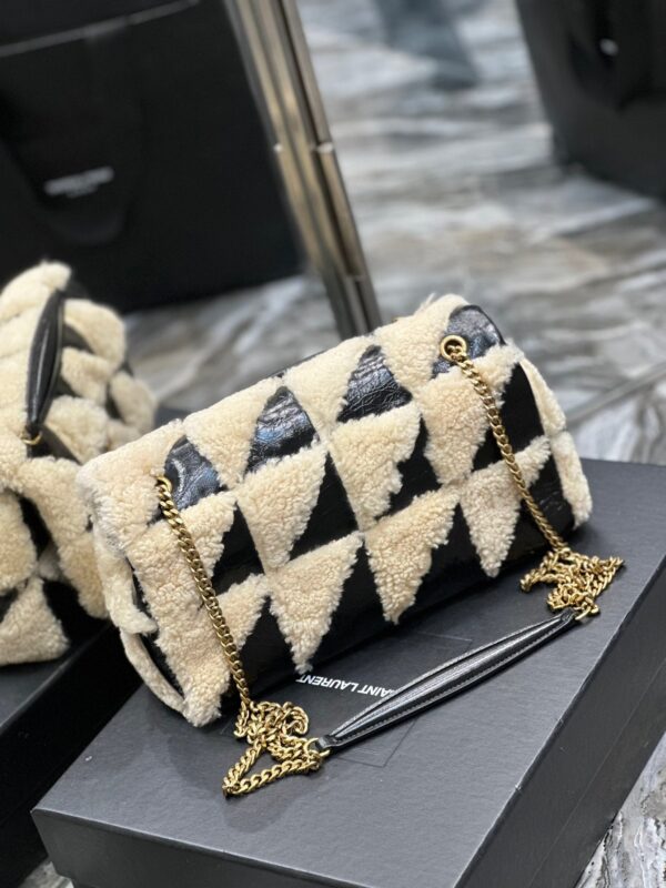 20221123_i1669198982_1306_5_jpg JAMIE BAG 25 IN BLACK CALFSKIN MIX BEIGE SHEARLING GOLD HARDWARE