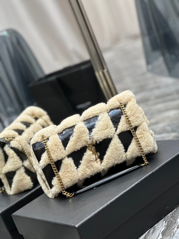 20221123_i1669198982_3969_1_jpg JAMIE BAG 25 IN BLACK CALFSKIN MIX BEIGE SHEARLING GOLD HARDWARE