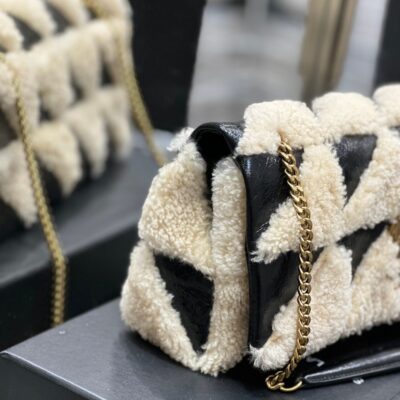 20221123_i1669198982_4706_4_jpg JAMIE BAG 25 IN BLACK CALFSKIN MIX BEIGE SHEARLING GOLD HARDWARE