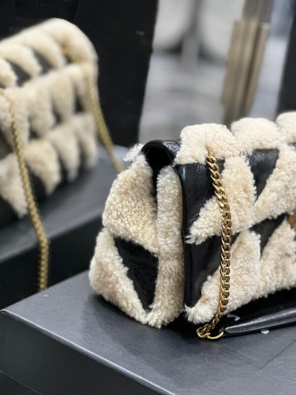 20221123_i1669198982_4706_4_jpg JAMIE BAG 25 IN BLACK CALFSKIN MIX BEIGE SHEARLING GOLD HARDWARE