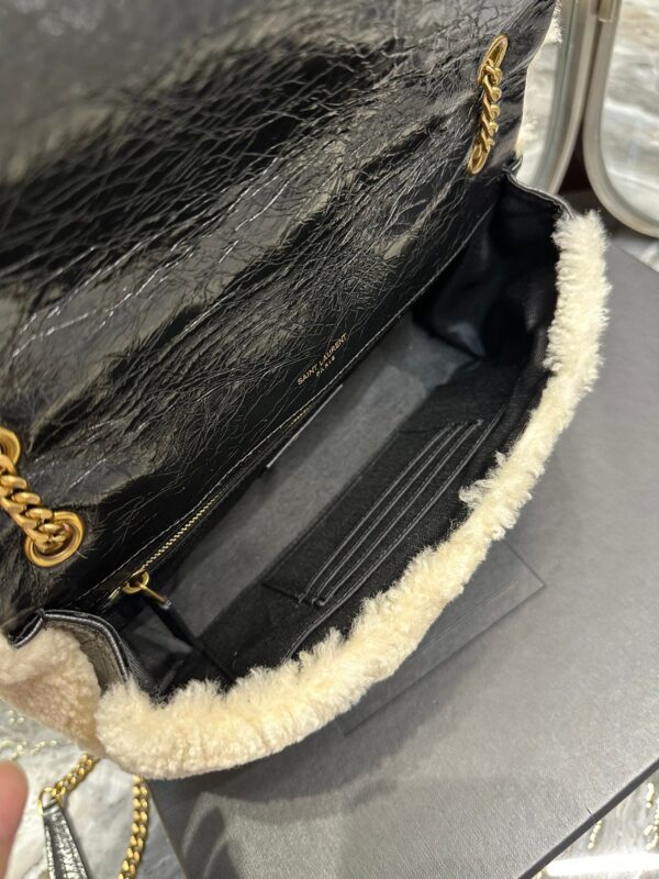 20221123_i1669198982_5619_8_jpg JAMIE BAG 25 IN BLACK CALFSKIN MIX BEIGE SHEARLING GOLD HARDWARE