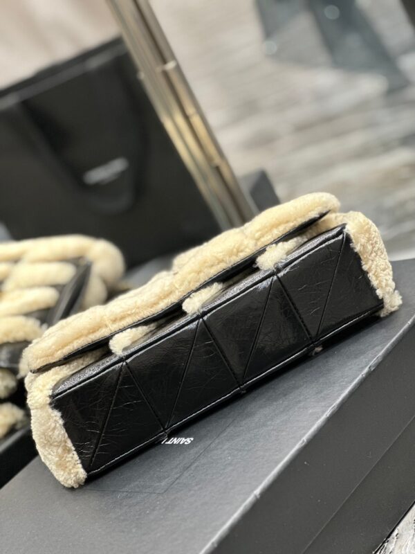 20221123_i1669198982_5971_6_jpg JAMIE BAG 25 IN BLACK CALFSKIN MIX BEIGE SHEARLING GOLD HARDWARE
