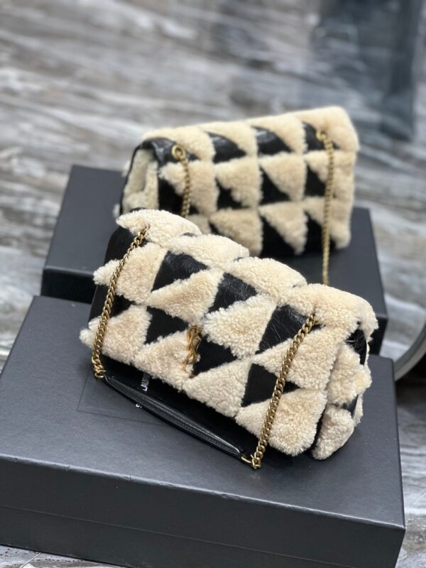 20221123_i1669198982_8662_3_jpg JAMIE BAG 25 IN BLACK CALFSKIN MIX BEIGE SHEARLING GOLD HARDWARE