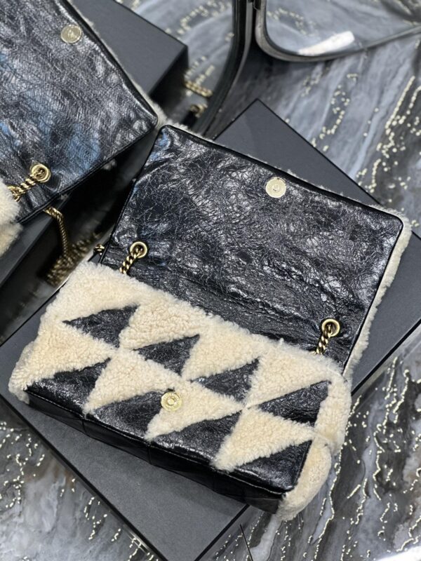 20221123_i1669198982_9641_7_jpg JAMIE BAG 25 IN BLACK CALFSKIN MIX BEIGE SHEARLING GOLD HARDWARE