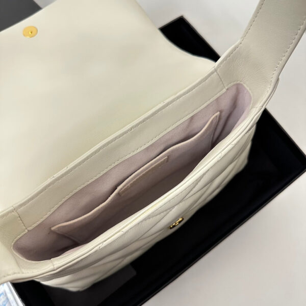 20221205_i1670228260_6906_6_jpg_bd6eb09b-aabb-4c6f-9680-6f0a7532bacd LE 5 À 7 HANDBAG 24 IN WHITE LAMBSKIN