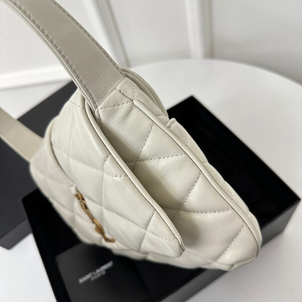 20221205_i1670228276_44_0_jpg_54cfe4f5-1269-415f-9f9e-10aa3e02de8b LE 5 À 7 HANDBAG 24 IN WHITE LAMBSKIN