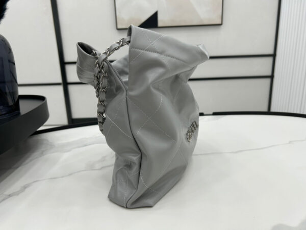 20230318_i1679087500_551_3_jpg CC MEDIUM 37 HANDBAG IN GREY CALFSKIN SILVER HARDWARE