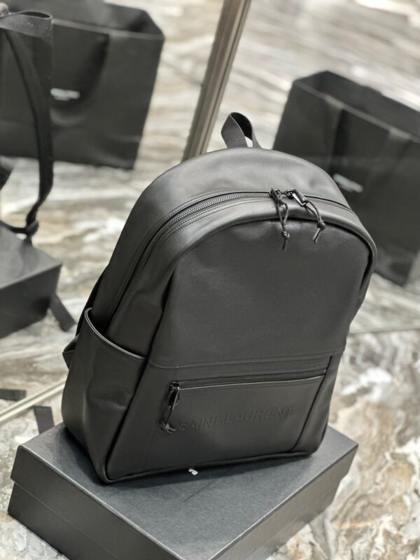 20230508_i1683552715_5900_4_jpg BACKPACK 37 IN ECHO GRAY CALFSKIN