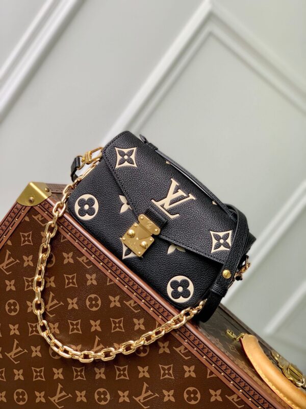 POCHETTE MÉTIS EAST WEST 21 IN BLACK AND BEIGE MONOGRAM EMPREINTE CALFSKIN EMBOSSED LOGO