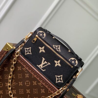 POCHETTE MÉTIS EAST WEST 21 IN BLACK AND BEIGE MONOGRAM EMPREINTE CALFSKIN EMBOSSED LOGO
