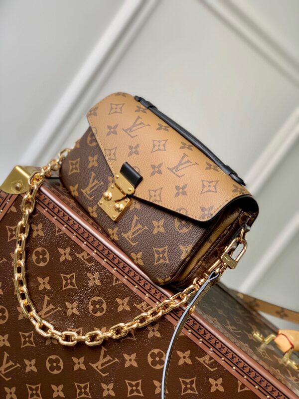 20230825_i1692931188_2259_1_jpg POCHETTE MÉTIS EAST WEST 21.5 IN BROWN MONOGRAM COATED CANVAS AND CALFSKIN