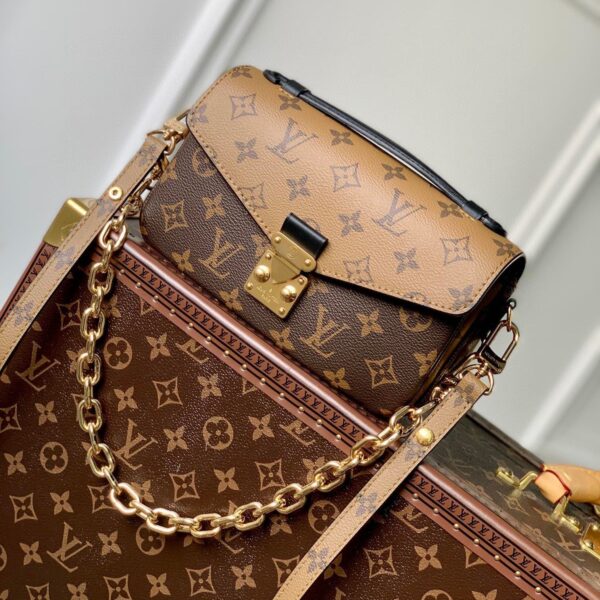 20230825_i1692931188_6433_0_jpg POCHETTE MÉTIS EAST WEST 21.5 IN BROWN MONOGRAM COATED CANVAS AND CALFSKIN