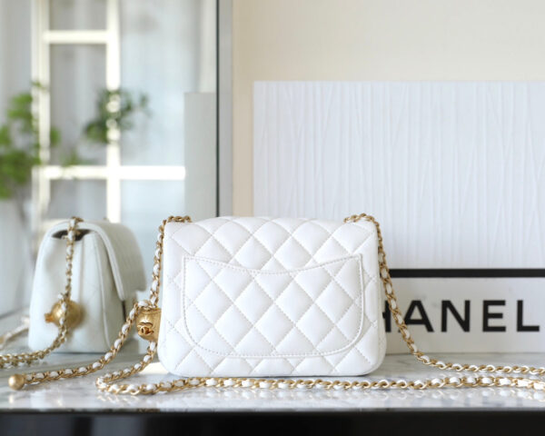 20230912_i1694490137_3416_3_jpg_c140fbae-7d97-44e0-961a-7909ead90e98 CHANEL 25S FLAP BAG 18 CM IN WHITE LAMBSKIN WITH GOLD HARDWARE
