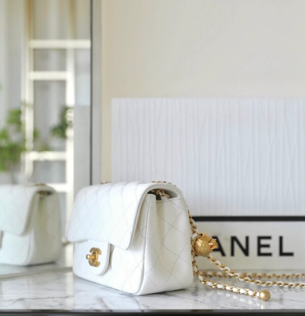 20230912_i1694490137_7556_4_jpg_256655eb-90f4-4278-ae95-18c8bd19cf67 CHANEL 25S FLAP BAG 18 CM IN WHITE LAMBSKIN WITH GOLD HARDWARE