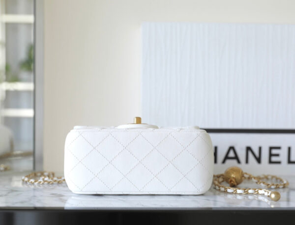 20230912_i1694490137_8256_6_jpg_fddb0c54-68e4-4996-b3ef-e4dc98aeb85c CHANEL 25S FLAP BAG 18 CM IN WHITE LAMBSKIN WITH GOLD HARDWARE