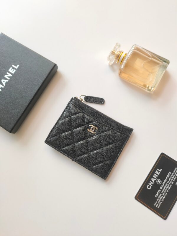20231017_a1697516956323_3801_jpg_9913c3cf-bfc1-4c39-8bba-4a1d9cea9974 CC ZIPPED CARD HOLDER 11.5 BLACK GRAINED CALFSKIN GOLD ICON