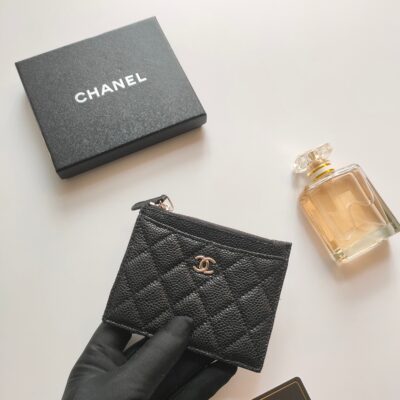 20231017_a1697516956702_2423_jpg_538e9f43-ec24-47f7-a0ac-50bda5968e42 CC ZIPPED CARD HOLDER 11.5 BLACK GRAINED CALFSKIN GOLD ICON