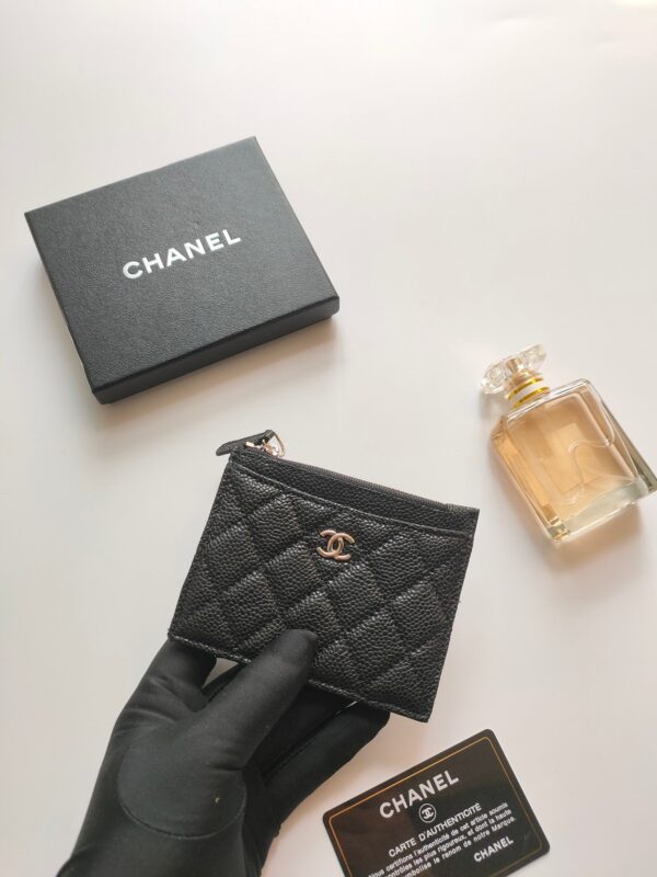 20231017_a1697516956702_2423_jpg_538e9f43-ec24-47f7-a0ac-50bda5968e42 CC ZIPPED CARD HOLDER 11.5 BLACK GRAINED CALFSKIN GOLD ICON