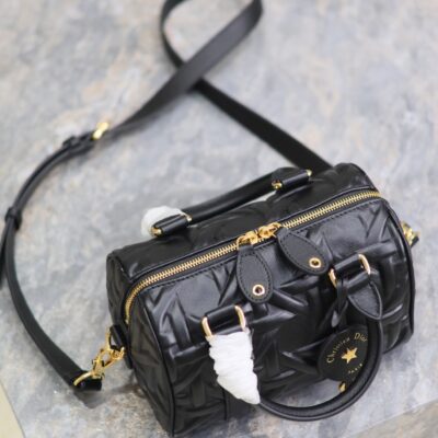 MEDIUM GROOVE BAG 20 IN BLACK MACROCANNAGE CALFSKIN WITH GOLD HARDWARE