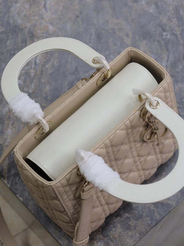 MEDIUM LADY BAG 24 IN POWDER BEIGE QUILTED MACROCANNAGE CALFSKIN METAL CHARM