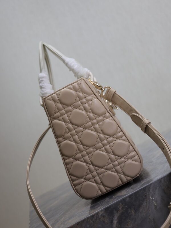 MEDIUM LADY BAG 24 IN POWDER BEIGE QUILTED MACROCANNAGE CALFSKIN METAL CHARM