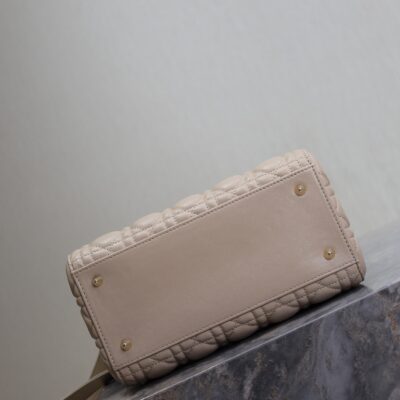 MEDIUM LADY BAG 24 IN POWDER BEIGE QUILTED MACROCANNAGE CALFSKIN METAL CHARM