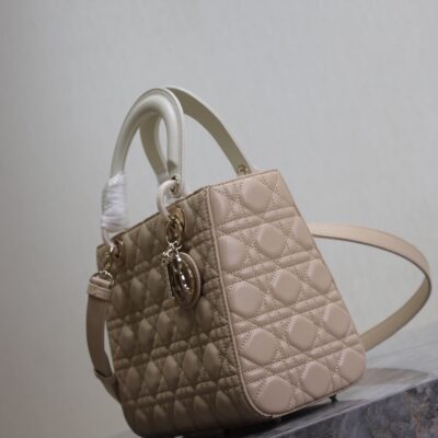 MEDIUM LADY BAG 24 IN POWDER BEIGE QUILTED MACROCANNAGE CALFSKIN METAL CHARM