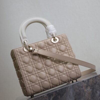 MEDIUM LADY BAG 24 IN POWDER BEIGE QUILTED MACROCANNAGE CALFSKIN METAL CHARM