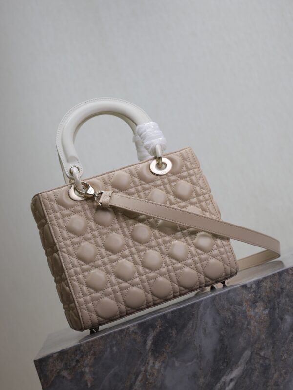 MEDIUM LADY BAG 24 IN POWDER BEIGE QUILTED MACROCANNAGE CALFSKIN METAL CHARM