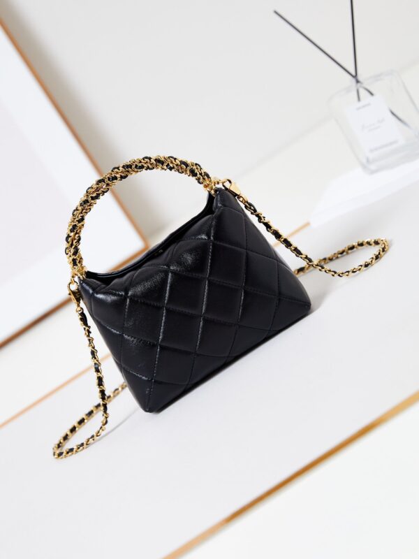 20240917_i1726552708_6828_4_jpg_b9b4075a-1685-478e-bfa8-eaef6e0cec7b HOBO BAG 18 IN BLACK SOFT LAMBSKIN GOLD CHAIN