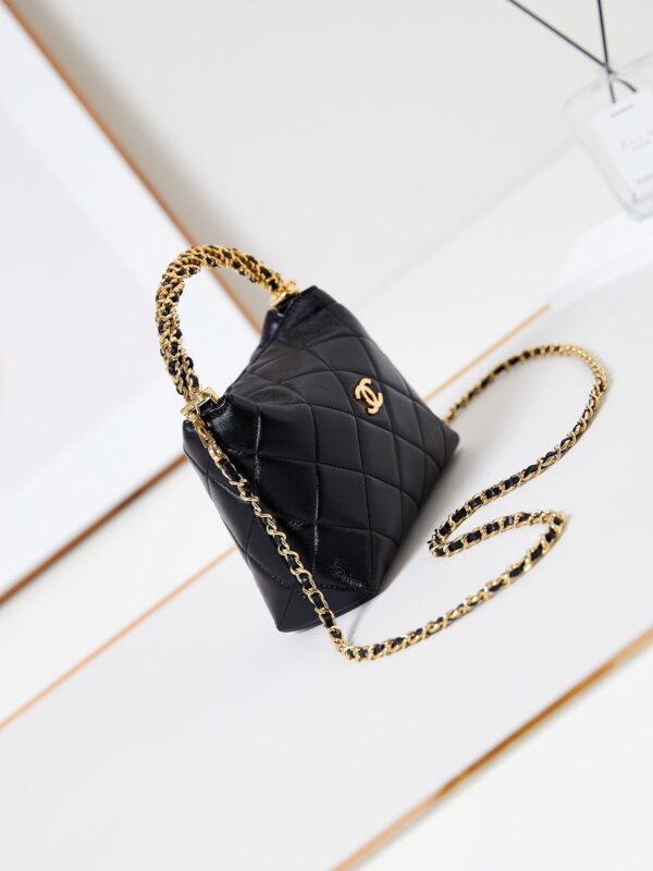 20240917_i1726552708_9079_2_jpg_249f795e-6555-4b29-ae3f-f5db6311fc49 HOBO BAG 18 IN BLACK SOFT LAMBSKIN GOLD CHAIN