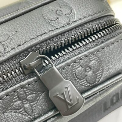 GETAWAY MESSENGER 18 IN BLACK EMBOSSED CALFSKIN