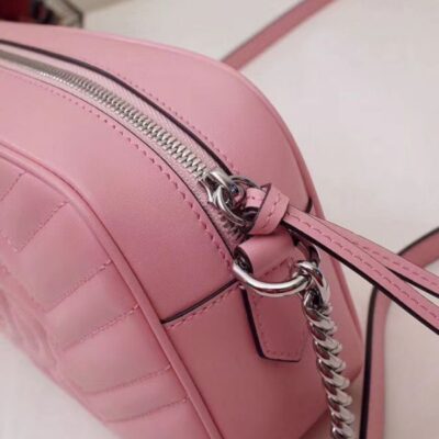 حقيبة كروس نسائية غوتشي GG Marmont شعار Signature سحّاب إغلاق Chevron Design Fashion صغيرة من الجلد باللون الأحمر والفضي مبطنة