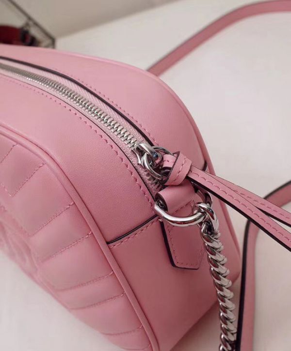 حقيبة كروس نسائية غوتشي GG Marmont شعار Signature سحّاب إغلاق Chevron Design Fashion صغيرة من الجلد باللون الأحمر والفضي مبطنة