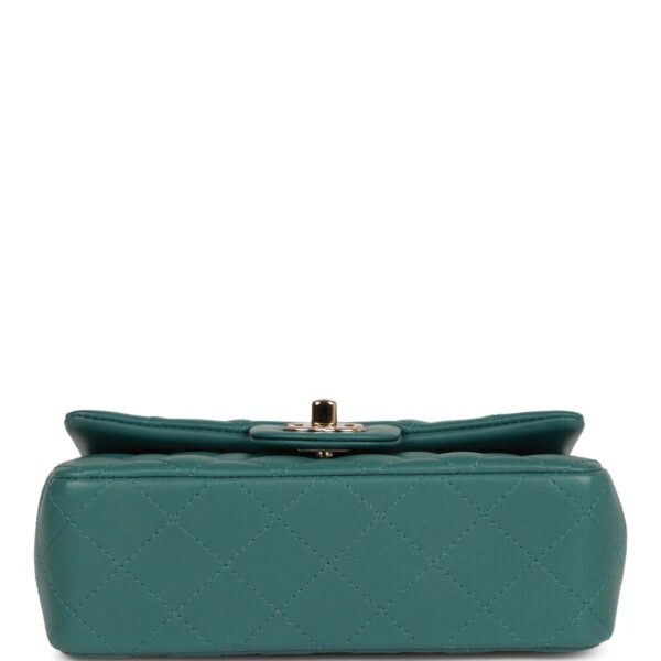 حقيبة صغيرة Chanel Rectangular بغطاء أخضر جلد خروف فاتح إكسسوارات معدنية ذهبية