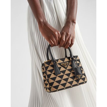 برادا شعار Handbags