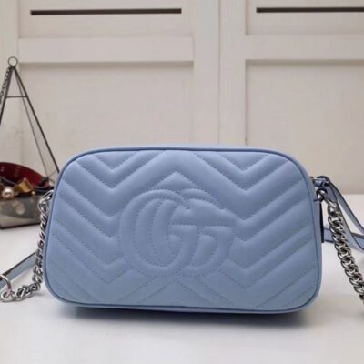 حقيبة كروس نسائية غوتشي GG Marmont Chevron شعار Signature Fashion صغيرة من الجلد باللون الأزرق الفاتح والفضي مبطنة بسلسلة
