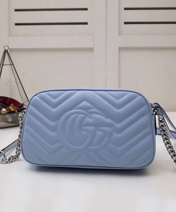 حقيبة كروس نسائية غوتشي GG Marmont Chevron شعار Signature Fashion صغيرة من الجلد باللون الأزرق الفاتح والفضي مبطنة بسلسلة
