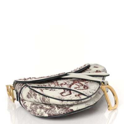 حقيبة ديور Toile de Jouy Saddle Burgundy من جلد عجل مطرزة