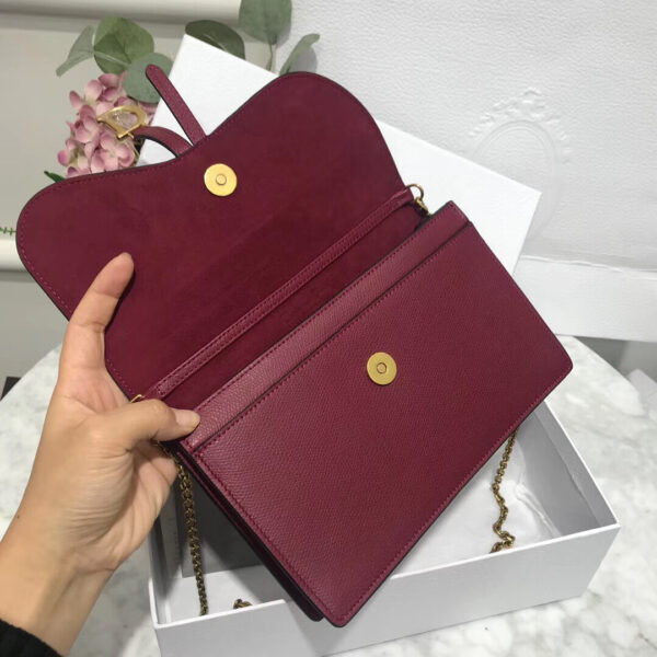 حقيبة كلاتش ديور Bordeaux Calskin Saddle بسلسلة