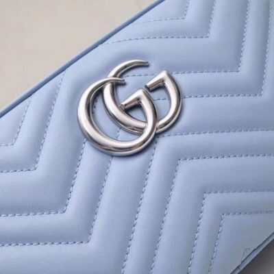 حقيبة كروس نسائية غوتشي GG Marmont Chevron شعار Signature Fashion صغيرة من الجلد باللون الأزرق الفاتح والفضي مبطنة بسلسلة
