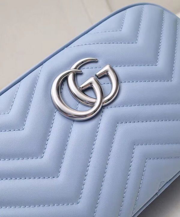 حقيبة كروس نسائية غوتشي GG Marmont Chevron شعار Signature Fashion صغيرة من الجلد باللون الأزرق الفاتح والفضي مبطنة بسلسلة