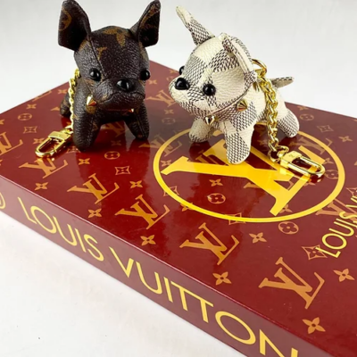 路易威登 Dog Charm Keychain Add WhatsApp claim your freebies 包