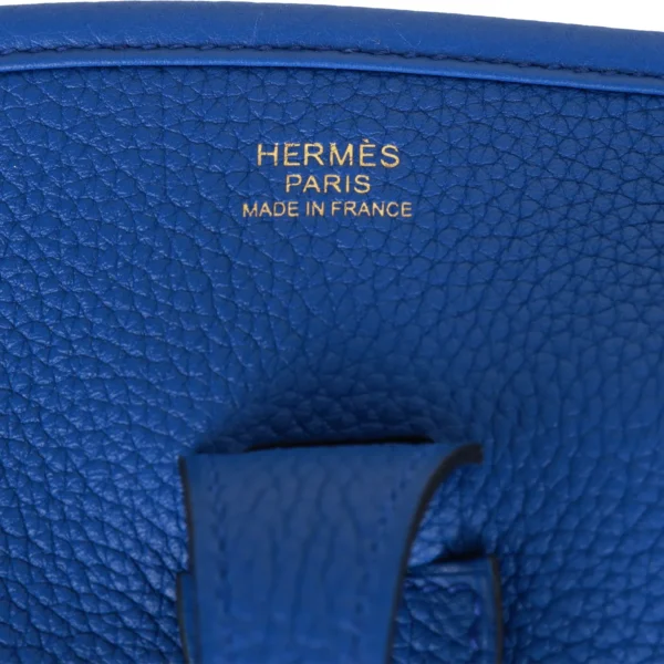 4596854d997f58dab3d9a5052e39ecfa حقيبة هيرميس Evelyne III PM Royal Maurice باللون الأزرق مع إكسسوارات معدنية ذهبية
