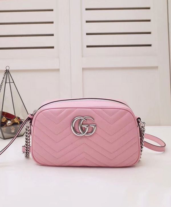 حقيبة كروس نسائية غوتشي GG Marmont شعار Signature سحّاب إغلاق Chevron Design Fashion صغيرة من الجلد باللون الأحمر والفضي مبطنة